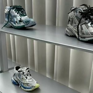 Meet your Posher, Twitchin